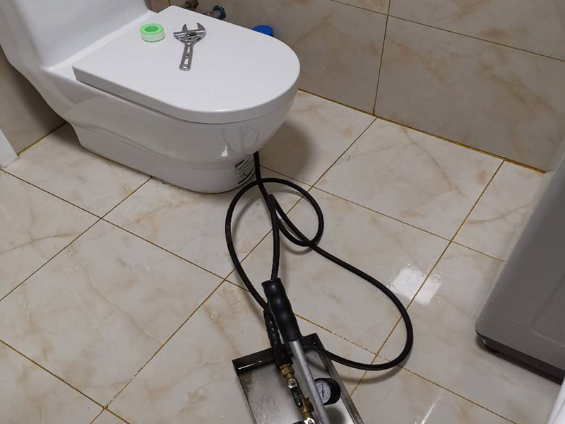 衛(wèi)生間打壓測試：測水壓一般要有專用的加壓設(shè)備進(jìn)行加壓,加給的壓力一般為等于或稍大于水管的額定耐壓,這種測試主要是檢測水管本身的質(zhì)量以及安裝后所有管接頭的安裝質(zhì)量,看是否有滲水或暴管現(xiàn)象,以便在暗埋管道在埋入前及時發(fā)現(xiàn)問題、解決問題, 這種測試在有條件的的情況下安裝工人即可進(jìn)行測試,還可以到當(dāng)?shù)氐墓┧块T請專業(yè)人員來進(jìn)行測試。