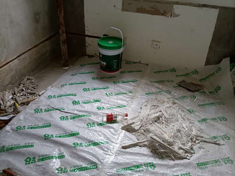 客廳背景墻開槽裝修：首先得遵循&ldquo;橫平豎直&rdquo;原則。水電管線施工開槽布局一定要合理規(guī)劃，如果管線開槽鋪設(shè)不合理樣就有可能打穿水管或者電線。即使符合開槽條件，也建議盡量不要開槽或者減少開槽。權(quán)衡層高和建筑結(jié)構(gòu)安全，還是偏重于建筑結(jié)構(gòu)安全比較好。 墻身、地面開線槽之前用墨盒彈線,以便定位。墻面開埋管線槽須橫平堅直,不許彎曲,特殊情況須經(jīng)監(jiān)理同意,墻上開槽等保持>33mm,管面與墻面應(yīng)留15mm左右粉灰層,以防止墻面開裂。 電源線管暗埋時,應(yīng)考慮與弱電管線等保持500mm以上距離,電線管與熱水管、煤氣管之間的平