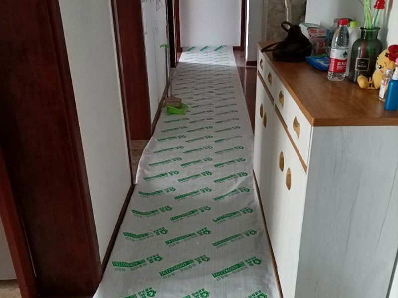 客廳背景墻開槽裝修：首先得遵循&ldquo;橫平豎直&rdquo;原則。水電管線施工開槽布局一定要合理規(guī)劃，如果管線開槽鋪設(shè)不合理樣就有可能打穿水管或者電線。即使符合開槽條件，也建議盡量不要開槽或者減少開槽。權(quán)衡層高和建筑結(jié)構(gòu)安全，還是偏重于建筑結(jié)構(gòu)安全比較好。 墻身、地面開線槽之前用墨盒彈線,以便定位。墻面開埋管線槽須橫平堅直,不許彎曲,特殊情況須經(jīng)監(jiān)理同意,墻上開槽等保持>33mm,管面與墻面應(yīng)留15mm左右粉灰層,以防止墻面開裂。 電源線管暗埋時,應(yīng)考慮與弱電管線等保持500mm以上距離,電線管與熱水管、煤氣管之間的平