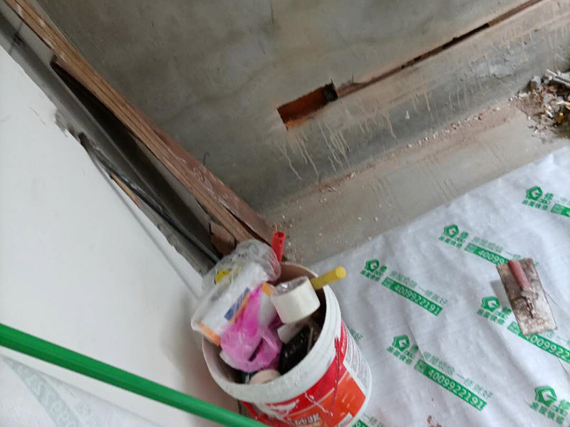 客廳背景墻開槽裝修：首先得遵循&ldquo;橫平豎直&rdquo;原則。水電管線施工開槽布局一定要合理規(guī)劃，如果管線開槽鋪設(shè)不合理樣就有可能打穿水管或者電線。即使符合開槽條件，也建議盡量不要開槽或者減少開槽。權(quán)衡層高和建筑結(jié)構(gòu)安全，還是偏重于建筑結(jié)構(gòu)安全比較好。 墻身、地面開線槽之前用墨盒彈線,以便定位。墻面開埋管線槽須橫平堅直,不許彎曲,特殊情況須經(jīng)監(jiān)理同意,墻上開槽等保持>33mm,管面與墻面應(yīng)留15mm左右粉灰層,以防止墻面開裂。 電源線管暗埋時,應(yīng)考慮與弱電管線等保持500mm以上距離,電線管與熱水管、煤氣管之間的平