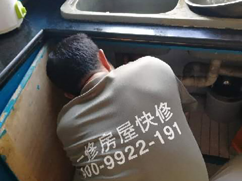 廚房局部維修：1. 單煙道式，這是一種簡(jiǎn)單的矩形煙管，安裝時(shí)要將矩形煙管筆直的穿越各層住所，再在每層居室中預(yù)留一個(gè)銜接抽油煙機(jī)的進(jìn)風(fēng)口。這樣每層煙氣就會(huì)在抽油煙機(jī)的推進(jìn)下，把油煙排放到煙道中，然后在出風(fēng)口把煙氣排出。 2. 主次式，這種煙道是由兩種并排的矩形煙管構(gòu)成的，安裝時(shí)要把這些煙管筆直穿越每個(gè)樓層，然后其次煙道要在每層的住所中設(shè)置一個(gè)銜接排油煙機(jī)的進(jìn)風(fēng)口。其主煙道跟次煙道距進(jìn)風(fēng)口在一定間隔處會(huì)相匯，主煙道底層會(huì)有一補(bǔ)風(fēng)口。