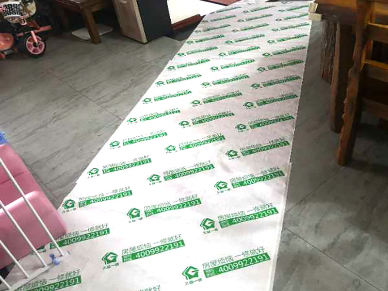 廚房推拉門維修：首先一只手垂直于地面抬起拉門的一端，一只手掠過拉門滑輪下部，托起滑輪。然后從軌道抬出拉門一端，放下。同理，移門另外一端跟前面兩步一樣抬出軌道放下。接著然后雙手握住拉門兩端，向上抬起。 力氣小的可以將拉門平方到鋪好硬紙板的地上。如果力氣大可以不用放倒，直接把拉門垂直于地面扶著拆卸。觀察拉門門框一端的毛條，有的是直接粘在門框上，有的是粘在門框上，然后插入螺絲孔。粘在門框的毛條只要把毛條拉開就行，這種情況的話就需要把毛條從孔里拉出來，然后再向上扯開一些。扯開毛條到第二個(gè)螺絲孔，最下端的螺絲孔就是拉門滑輪固定螺絲的螺絲孔，上面那個(gè)是固定鋁合金框的螺絲孔。