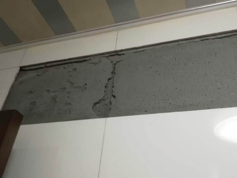 墻磚及門(mén)框修復(fù)：1、門(mén)套安裝后與墻體的縫隙小于5公分，用發(fā)泡膠填充縫隙，再用防水膠敷好，既能填好縫隙，還能保證不會(huì)滲水； 2、縫隙很大，選擇在縫隙處填磚或者敷水泥漿，保證墻體與門(mén)縫隙填的結(jié)實(shí)不透。安裝完后的補(bǔ)救辦法，在測(cè)量時(shí)把握好尺寸，盡量保持縫隙在1-2公分以內(nèi)。 3、看門(mén)的尺寸是否符合標(biāo)準(zhǔn)，門(mén)套與墻面縫隙平均在2.公分及以內(nèi)的，門(mén)洞并不標(biāo)準(zhǔn)規(guī)則，調(diào)整門(mén)的安裝誤差。平均縫隙超過(guò)2.5公分就是測(cè)量尺寸有誤差。