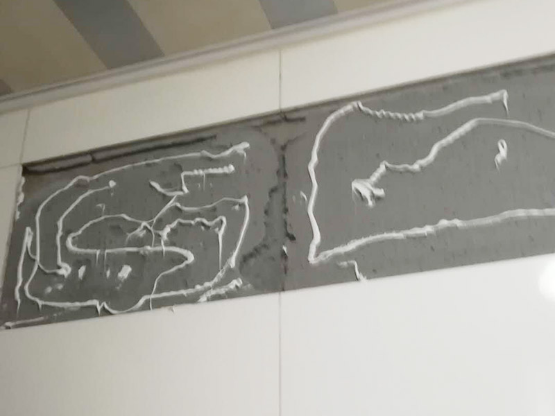 墻磚及門(mén)框修復(fù)：1、門(mén)套安裝后與墻體的縫隙小于5公分，用發(fā)泡膠填充縫隙，再用防水膠敷好，既能填好縫隙，還能保證不會(huì)滲水； 2、縫隙很大，選擇在縫隙處填磚或者敷水泥漿，保證墻體與門(mén)縫隙填的結(jié)實(shí)不透。安裝完后的補(bǔ)救辦法，在測(cè)量時(shí)把握好尺寸，盡量保持縫隙在1-2公分以內(nèi)。 3、看門(mén)的尺寸是否符合標(biāo)準(zhǔn)，門(mén)套與墻面縫隙平均在2.公分及以內(nèi)的，門(mén)洞并不標(biāo)準(zhǔn)規(guī)則，調(diào)整門(mén)的安裝誤差。平均縫隙超過(guò)2.5公分就是測(cè)量尺寸有誤差。