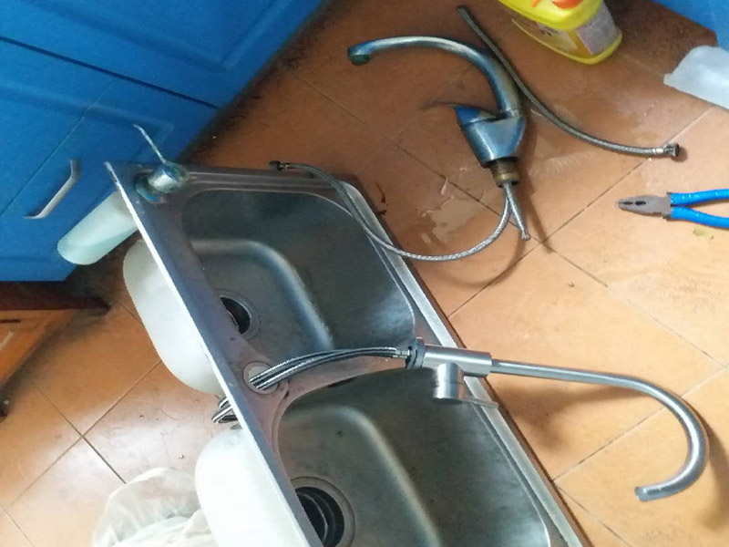 廚房水槽安裝維修：水龍頭裝在水槽上，這個很容易，只是要把螺絲擰緊就成，重要的就是水龍頭的橡膠墊圈要放好，可以防滲水、漏水。水槽底下的下水管給裝上，然后密封。把水槽放到臺面上粘好，連接角閥，接上水管。可以先測試一下水，然后在水槽里放滿水壓個24小時，讓邊粘得更牢固一些，沒問題就可以封上玻璃膠，臺上盆安裝會更簡單，如果是臺下盆的話更會難。