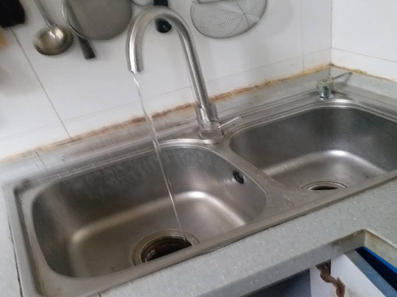 廚房水槽安裝維修：水龍頭裝在水槽上，這個很容易，只是要把螺絲擰緊就成，重要的就是水龍頭的橡膠墊圈要放好，可以防滲水、漏水。水槽底下的下水管給裝上，然后密封。把水槽放到臺面上粘好，連接角閥，接上水管?？梢韵葴y試一下水，然后在水槽里放滿水壓個24小時，讓邊粘得更牢固一些，沒問題就可以封上玻璃膠，臺上盆安裝會更簡單，如果是臺下盆的話更會難。