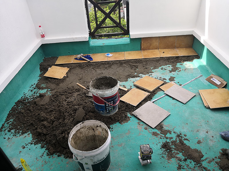 和水泥貼磚施工：首先將沙子和水泥按照3：1的比例混合后兌少量的水，使水泥和沙子混合到可以用手攥成團(tuán)的黏稠度，和好備用，在鋪磚之前先將要鋪的地方用水潑濕。將開始和好的水泥和沙子鏟到你要鋪瓷磚的地方。鏟完以后用小鏟子初步抹平，小平板抹平表面。然后瓷磚背后抹上開始和好的那盆比較稠的水泥漿。再將抹好水泥的磚小心平放到要鋪的地方，注意對縫。再用橡膠小榔頭敲實(shí)，用水平尺找平。最后在側(cè)邊用小榔頭的把手堵嚴(yán)實(shí)。完工。