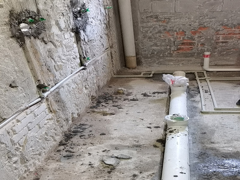 廁所水管布線安裝：1、衛(wèi)生間的冷熱水管要分開點(diǎn)距離不要太近。淋浴水管高度在1.8M--2.1M之間。 　　2、衛(wèi)生間水管的安裝，一般水管走頂不走地，各冷、熱水出水水口必須水平，一般左熱右涼，管路鋪設(shè)需橫平堅(jiān)直，布局走向要安全合理。管卡位置及管道坡度等均應(yīng)符合規(guī)范要求。各類閥門安裝應(yīng)位置正確且平正，便于使用和維修。 　　3、冷、熱水管均為入墻做法，開槽時(shí)需檢查槽的深度，冷熱水管不能同槽。 　　4、安裝熱水器進(jìn)出水口時(shí)，進(jìn)水的閥門和進(jìn)氣的閥門一定要考慮并應(yīng)安裝在相應(yīng)的位置。