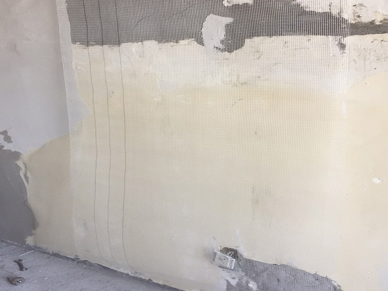 墻面空鼓掉皮維修：墻面起泡：墻面有水泡狀的突起，還會含有砂粒，稍微一碰就會掉落。引起墻面起泡的原因有涂料調(diào)配中添加顏料過多或混有雜物;漆桶、刷子、滾子或噴槍不干凈;漆面完全干透之前，水分滲入漆內(nèi)導(dǎo)致漆膜失去黏附性;涂刷墻面時未清理干凈墻面等 墻面掉皮：有時候裝修才完成不久，墻面就出現(xiàn)了成塊的膩子浮起、掉落的現(xiàn)象，主要的原因有施工工藝差，膩子、涂料附著性和收縮性能差等。 鏟除所有起泡、起皮、剝落部分，如果是由于墻面基底的膩子所引起的問題，則就需要鏟除膩子。批刮膩子層，每次批刮厚度不要超過2mm，避免開裂，待膩子層干透后，砂紙打磨，保證施工處整潔取適量補墻漆，需調(diào)色的加入色漿攪拌均勻?qū)⑵峋鶆蛲克⒌綁γ妫舷乱来瓮克?，避免一次性刷得太厚? width=