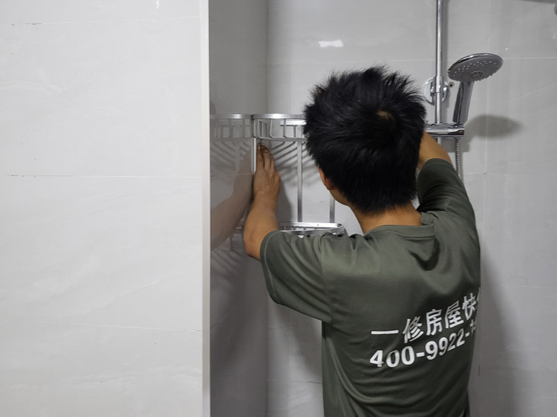 衛(wèi)浴五金安裝方案： 五金件安裝通常是在瓷磚鋪貼完成后，在瓷磚上鉆孔，然后將木楔嵌入孔中，再在上面用螺絲或膨脹螺絲將五金掛件進(jìn)行固定。建議請專業(yè)的師傅用玻璃鉆頭先開出瓷磚的孔再用沖擊鉆打水泥，避免打裂瓷磚。  1.確定掛件安裝位置并標(biāo)注下來。為達(dá)到最佳效果，最好避開在墻柱上安裝;  2.確定安裝點(diǎn)后，在安裝墊上標(biāo)記出掛件底座安裝所對應(yīng)的螺孔位置;  3.在螺孔標(biāo)注點(diǎn)打孔，打孔的直徑最好略大于螺絲直徑，留一點(diǎn)空隙方便地做安裝;  4.將塑料膨脹管插入鉆孔，再用不休干螺絲釘旋緊固定底座;  5.將掛件套在底座上，擰緊螺釘固定掛件。