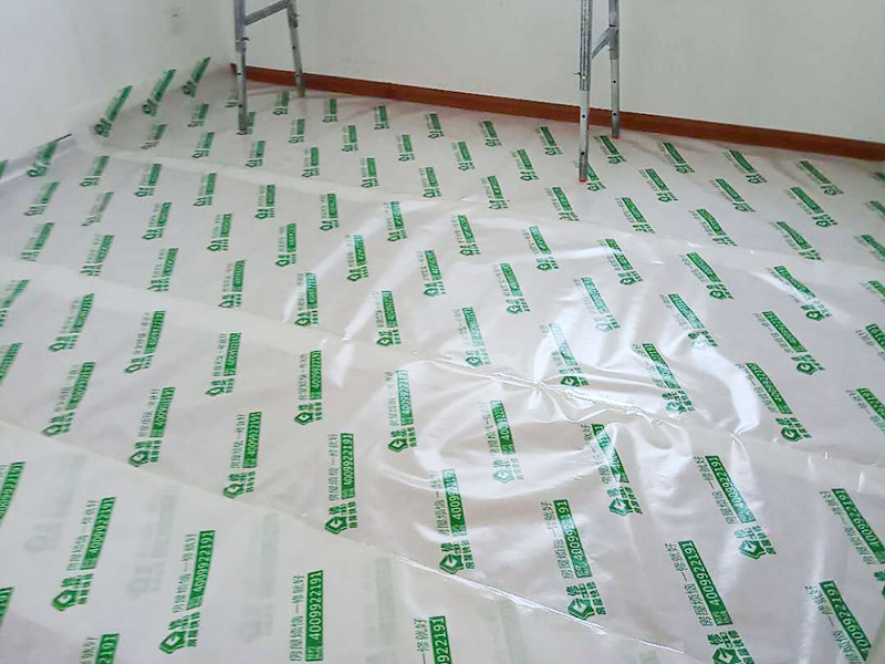 墻面刷新地面保護：家具搬放到房屋中央，對集中放置的家具進行整體保護，防止因墻面翻新而造成不必要的損壞；地板需要用專業(yè)的保護膜進行保護；對于不能移動的家具和家電，如空調(diào)等進行成品保護；尤其需要注意有插座、開關(guān)面板的位置，防止灰塵進入。 使用專業(yè)的打磨機對墻面進行打磨處理，與一般打磨機不同的是，墻面打磨是無塵打磨，在打磨的過程中不會出現(xiàn)灰塵漫天的情況。 第一遍乳膠漆：先刷頂板再刷墻面，涂刷時應(yīng)當由上而下。乳膠漆應(yīng)當攪拌均勻，防止第一遍刷漆涂不開的現(xiàn)象發(fā)生。第二遍乳膠漆：乳膠漆不是很稠的情況下，不宜加水或加少量水稀釋，以防露底。第二遍涂刷完畢后，用細細的砂紙將墻面出現(xiàn)的小疙瘩打磨光滑，然后清掃干凈。第三遍乳膠漆：乳膠漆干燥速度快，應(yīng)當逐漸涂刷，從一頭開始刷向另一頭，注意上下順刷相互銜接，避免乳膠漆干燥后出現(xiàn)接頭。