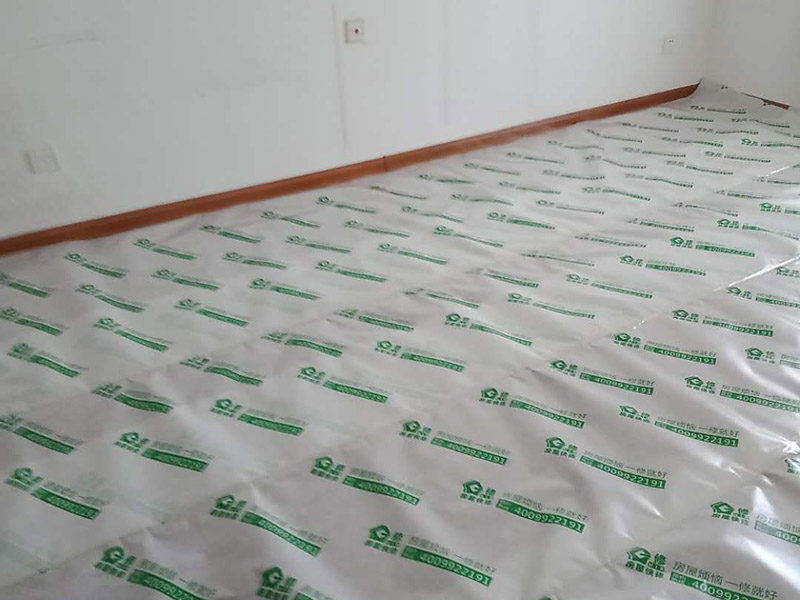 墻面刷新地面保護：家具搬放到房屋中央，對集中放置的家具進行整體保護，防止因墻面翻新而造成不必要的損壞；地板需要用專業(yè)的保護膜進行保護；對于不能移動的家具和家電，如空調(diào)等進行成品保護；尤其需要注意有插座、開關(guān)面板的位置，防止灰塵進入。 使用專業(yè)的打磨機對墻面進行打磨處理，與一般打磨機不同的是，墻面打磨是無塵打磨，在打磨的過程中不會出現(xiàn)灰塵漫天的情況。 第一遍乳膠漆：先刷頂板再刷墻面，涂刷時應(yīng)當由上而下。乳膠漆應(yīng)當攪拌均勻，防止第一遍刷漆涂不開的現(xiàn)象發(fā)生。第二遍乳膠漆：乳膠漆不是很稠的情況下，不宜加水或加少量水稀釋，以防露底。第二遍涂刷完畢后，用細細的砂紙將墻面出現(xiàn)的小疙瘩打磨光滑，然后清掃干凈。第三遍乳膠漆：乳膠漆干燥速度快，應(yīng)當逐漸涂刷，從一頭開始刷向另一頭，注意上下順刷相互銜接，避免乳膠漆干燥后出現(xiàn)接頭。