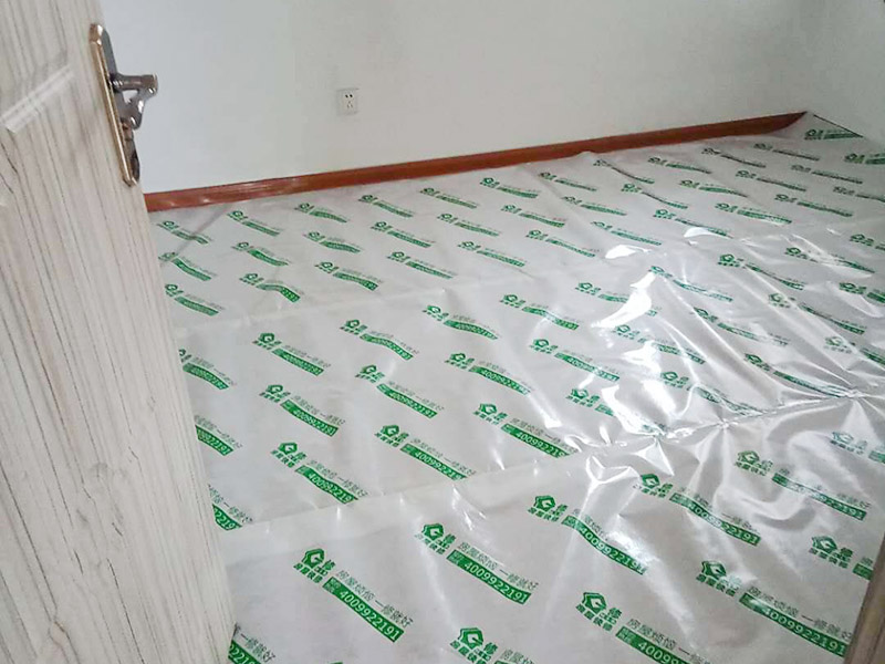 墻面刷新地面保護：家具搬放到房屋中央，對集中放置的家具進行整體保護，防止因墻面翻新而造成不必要的損壞；地板需要用專業(yè)的保護膜進行保護；對于不能移動的家具和家電，如空調(diào)等進行成品保護；尤其需要注意有插座、開關(guān)面板的位置，防止灰塵進入。 使用專業(yè)的打磨機對墻面進行打磨處理，與一般打磨機不同的是，墻面打磨是無塵打磨，在打磨的過程中不會出現(xiàn)灰塵漫天的情況。 第一遍乳膠漆：先刷頂板再刷墻面，涂刷時應(yīng)當由上而下。乳膠漆應(yīng)當攪拌均勻，防止第一遍刷漆涂不開的現(xiàn)象發(fā)生。第二遍乳膠漆：乳膠漆不是很稠的情況下，不宜加水或加少量水稀釋，以防露底。第二遍涂刷完畢后，用細細的砂紙將墻面出現(xiàn)的小疙瘩打磨光滑，然后清掃干凈。第三遍乳膠漆：乳膠漆干燥速度快，應(yīng)當逐漸涂刷，從一頭開始刷向另一頭，注意上下順刷相互銜接，避免乳膠漆干燥后出現(xiàn)接頭。