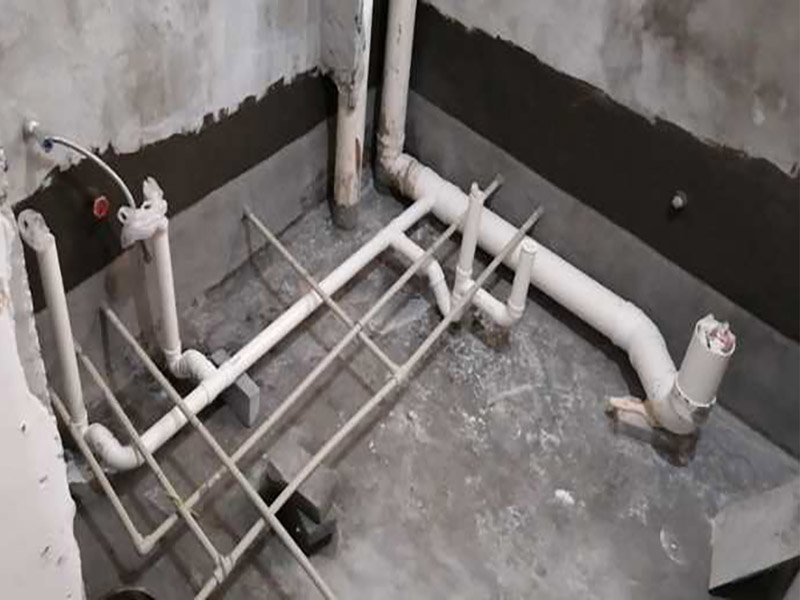 衛(wèi)生間防水找平施工：在給衛(wèi)生間做防水施工之前，首先要確保衛(wèi)生間地面干燥，無(wú)粉塵和雜物等，涂刷防水涂料時(shí)要涂滿(mǎn)，不能有遺漏，要和基層結(jié)合牢固，不能有裂紋、氣泡、脫落等現(xiàn)象，防水涂料的涂刷高度要一致，厚度要達(dá)到產(chǎn)品的要求。第二遍防水涂料間需要有一定時(shí)間間隔，待遍涂料干透后才能進(jìn)行第二遍，具體時(shí)間視涂料而定。間隔時(shí)間太短，防水的效果會(huì)大打折扣。閉水試驗(yàn)時(shí)，地面點(diǎn)的水線(xiàn)不能低于2厘米，保存至少24小時(shí)，觀察無(wú)滲漏現(xiàn)象后方算合格。如有滲漏，需重做，切莫不能疏忽大意。