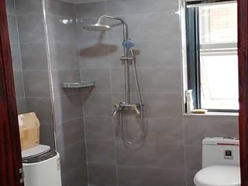 浴室柜五金安裝:在安裝之前應(yīng)該檢查一下配件是否齊全。安裝三角閥時(shí)，要確認(rèn)冷熱水管是不是保持平線。緊接著就是測(cè)量距離，并安裝下水管道。在涂抹膠水時(shí)一定要狠均勻，這樣才能確保關(guān)于管間的鏈接是否緊密。之后便可以安裝柜腳角了，看看角是不是都在同一個(gè)水平面上，安裝好之后可以做一個(gè)適當(dāng)?shù)恼{(diào)整。 浴室柜應(yīng)該靠墻放好，看看進(jìn)出水管的位置安置的是否得當(dāng)，如果不合適的話一定要稍作改動(dòng)。