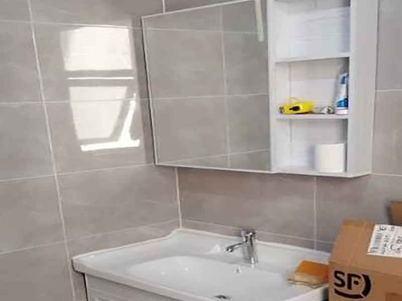 浴室柜五金安裝:在安裝之前應(yīng)該檢查一下配件是否齊全。安裝三角閥時(shí)，要確認(rèn)冷熱水管是不是保持平線。緊接著就是測(cè)量距離，并安裝下水管道。在涂抹膠水時(shí)一定要狠均勻，這樣才能確保關(guān)于管間的鏈接是否緊密。之后便可以安裝柜腳角了，看看角是不是都在同一個(gè)水平面上，安裝好之后可以做一個(gè)適當(dāng)?shù)恼{(diào)整。 浴室柜應(yīng)該靠墻放好，看看進(jìn)出水管的位置安置的是否得當(dāng)，如果不合適的話一定要稍作改動(dòng)。