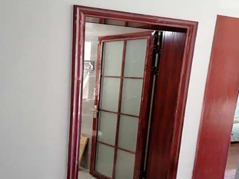 浴室柜五金安裝:在安裝之前應(yīng)該檢查一下配件是否齊全。安裝三角閥時(shí)，要確認(rèn)冷熱水管是不是保持平線。緊接著就是測(cè)量距離，并安裝下水管道。在涂抹膠水時(shí)一定要狠均勻，這樣才能確保關(guān)于管間的鏈接是否緊密。之后便可以安裝柜腳角了，看看角是不是都在同一個(gè)水平面上，安裝好之后可以做一個(gè)適當(dāng)?shù)恼{(diào)整。 浴室柜應(yīng)該靠墻放好，看看進(jìn)出水管的位置安置的是否得當(dāng)，如果不合適的話一定要稍作改動(dòng)。