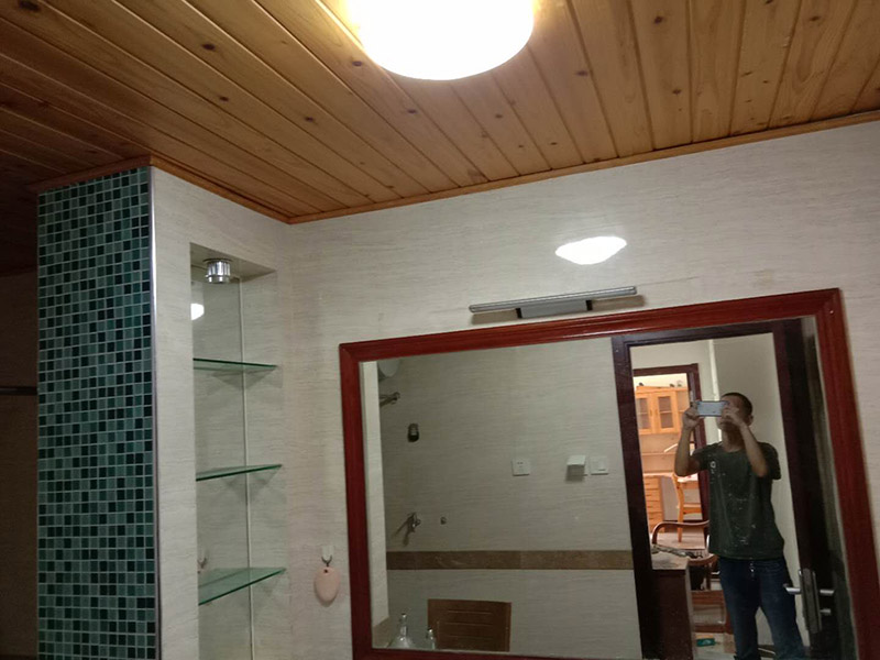 浴室鏡前燈安裝：首先測量掛板兩個孔之間的距離，然后使用電鉆在確定的高度和位置進行鉆孔，以確保墻上孔之間的距離與掛板上的兩個孔之間的距離一致，再用螺釘將掛板固定在墻上；關(guān)掉電閘，把預(yù)留的鏡前燈用電源線與鏡前燈的驅(qū)動線連接；鏡前燈燈體上有螺絲孔，是用來將燈體掛在掛板上的。將燈具的螺孔與吊板上的螺絲扣對齊，然后將其放在掛板上。如果您擔(dān)心弄臟燈具，可以戴上干凈的手套進行操作。用螺絲將燈固定在掛板上，固定后請再三確認(rèn)螺絲已經(jīng)擰緊，以防止燈具掉落。