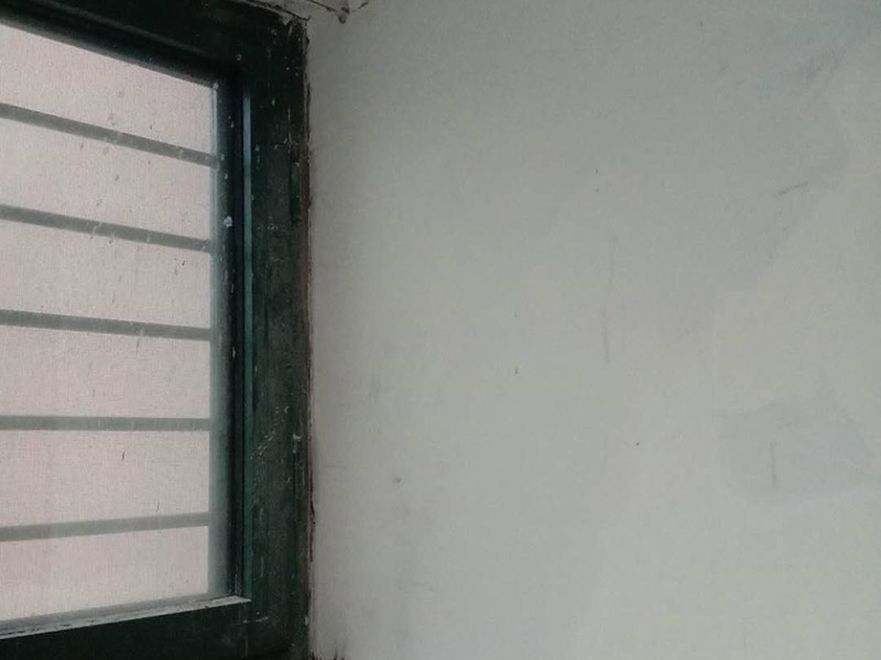 窗框打防水膠案例：窗框與墻體固定時，先固定上框，后固定邊框，采用塑料膨脹螺栓固定。各樓層窗框安裝時均應橫向、豎向拉通線，各層水平一致，上下順直?？蚺c洞口之間的伸縮縫內(nèi)腔均采用閉孔泡沫塑料，發(fā)泡劑等彈性材料填塞，表面用密封膠密封。 鋁合金門窗防水膠，為了門窗的密封保溫不走風，建議在縫隙的3倍基礎(chǔ)上施膠、用抹布打濕水清理表面灰塵、晾干后開始施膠，施膠過程保持勻速、盡量在門窗兩面施打密封膠。