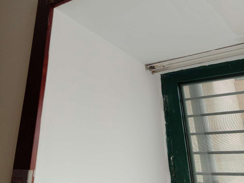 陽(yáng)臺(tái)墻面翻新：首先在做翻新的時(shí)候一定要把之前的墻面給處理干凈，粉化嚴(yán)重的一定要鏟除干凈。由于之前的墻面有刷過(guò)油漆和乳膠漆，所在做完鏟除后一定要做打磨處理，將原來(lái)墻體上的結(jié)實(shí)的表皮及浮沉全部清理掉，如果說(shuō)墻體出現(xiàn)小部分的凹陷以及裂縫的話可以用膩?zhàn)由晕⑻钛a(bǔ)一下。清理干凈的墻面一定要刷一道底漆，墻面底漆的主要作用就是抗堿防潮、封固基材、保護(hù)面漆、提高面漆的質(zhì)量以及遮蓋力。尤其是對(duì)老房子進(jìn)行翻新的時(shí)候底漆是特別的重要，如果說(shuō)是直接的上面漆的話墻面就很容易起泡發(fā)霉，時(shí)間不久后就會(huì)再一次出現(xiàn)脫落現(xiàn)象，不能重蹈覆轍。