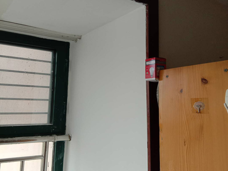 陽(yáng)臺(tái)墻面翻新：首先在做翻新的時(shí)候一定要把之前的墻面給處理干凈，粉化嚴(yán)重的一定要鏟除干凈。由于之前的墻面有刷過(guò)油漆和乳膠漆，所在做完鏟除后一定要做打磨處理，將原來(lái)墻體上的結(jié)實(shí)的表皮及浮沉全部清理掉，如果說(shuō)墻體出現(xiàn)小部分的凹陷以及裂縫的話可以用膩?zhàn)由晕⑻钛a(bǔ)一下。清理干凈的墻面一定要刷一道底漆，墻面底漆的主要作用就是抗堿防潮、封固基材、保護(hù)面漆、提高面漆的質(zhì)量以及遮蓋力。尤其是對(duì)老房子進(jìn)行翻新的時(shí)候底漆是特別的重要，如果說(shuō)是直接的上面漆的話墻面就很容易起泡發(fā)霉，時(shí)間不久后就會(huì)再一次出現(xiàn)脫落現(xiàn)象，不能重蹈覆轍。