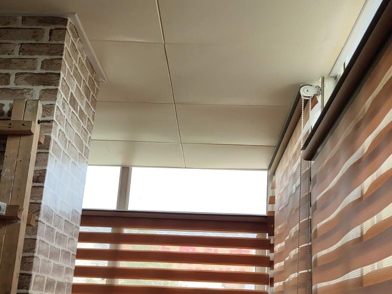 集成吊頂維修案例：1、精確測量安裝面積，做好安裝準(zhǔn)備。2、安裝收邊線。3、打膨脹螺絲釘，懸掛吊桿4、安裝吊鉤，吊頂裝輕鋼龍骨。5、把安裝好掛片的三角龍骨緊帖輕鋼龍骨垂直方向在輕鋼龍骨下方。6、將扣板壓入三交龍骨縫中，確定互相垂直。7、安裝電器。