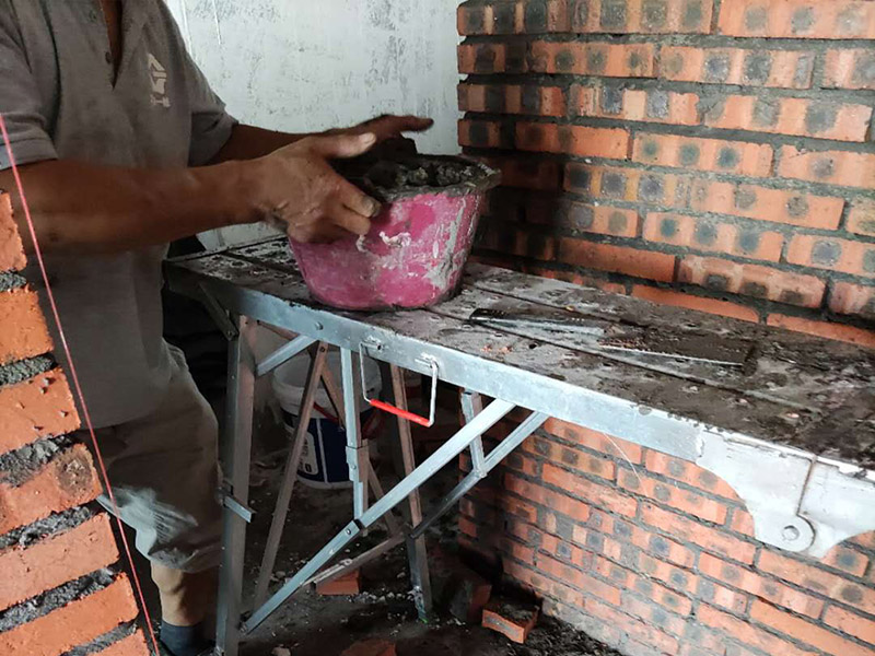 全屋紅磚砌隔斷：砌墻肯定是要有磚的，常用的材料有紅磚、輕體磚、水泥壓力板、石膏板等等，磚體不同，砌出來的新墻效果也是不同的，要是考慮到新砌墻需要一定的承重能力，那么最好是選擇紅磚，因?yàn)樗暮奢d面積更大，不過現(xiàn)在住房大多都是框架結(jié)構(gòu)，墻體不再是主要的城中提，所以現(xiàn)在新房子裝修更流行用多孔磚來新砌墻。 新砌墻之前，需要先把地面澆濕，然后畫線做模具，把砌墻要用的磚都澆濕，頂棚的交界處也不要漏掉。如果是衛(wèi)生間或者是廚房，新砌墻下面還要做有個(gè)防水的地梁，最好是帶有衛(wèi)生間原有的防水地梁一塊澆筑，這樣防水力會(huì)更好，等到地梁干透之后再砌新墻。