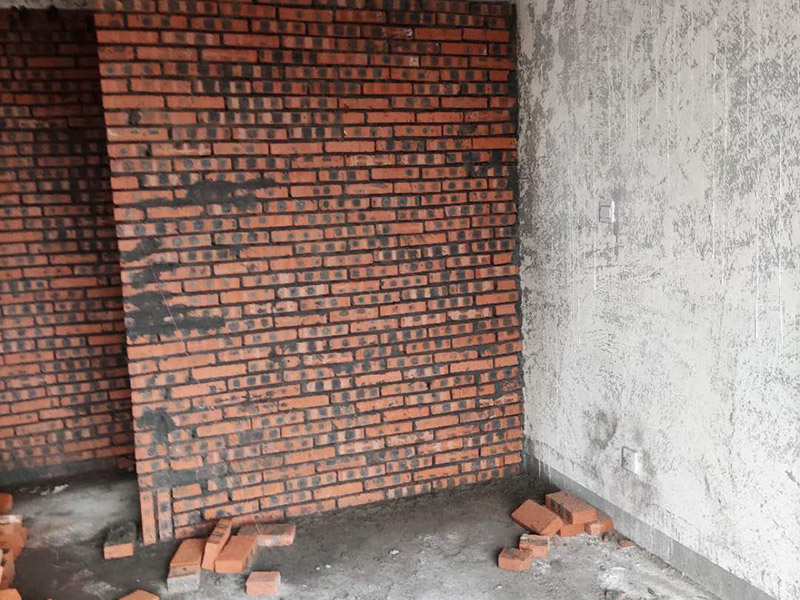 全屋紅磚砌隔斷：砌墻肯定是要有磚的，常用的材料有紅磚、輕體磚、水泥壓力板、石膏板等等，磚體不同，砌出來的新墻效果也是不同的，要是考慮到新砌墻需要一定的承重能力，那么最好是選擇紅磚，因?yàn)樗暮奢d面積更大，不過現(xiàn)在住房大多都是框架結(jié)構(gòu)，墻體不再是主要的城中提，所以現(xiàn)在新房子裝修更流行用多孔磚來新砌墻。 新砌墻之前，需要先把地面澆濕，然后畫線做模具，把砌墻要用的磚都澆濕，頂棚的交界處也不要漏掉。如果是衛(wèi)生間或者是廚房，新砌墻下面還要做有個(gè)防水的地梁，最好是帶有衛(wèi)生間原有的防水地梁一塊澆筑，這樣防水力會(huì)更好，等到地梁干透之后再砌新墻。