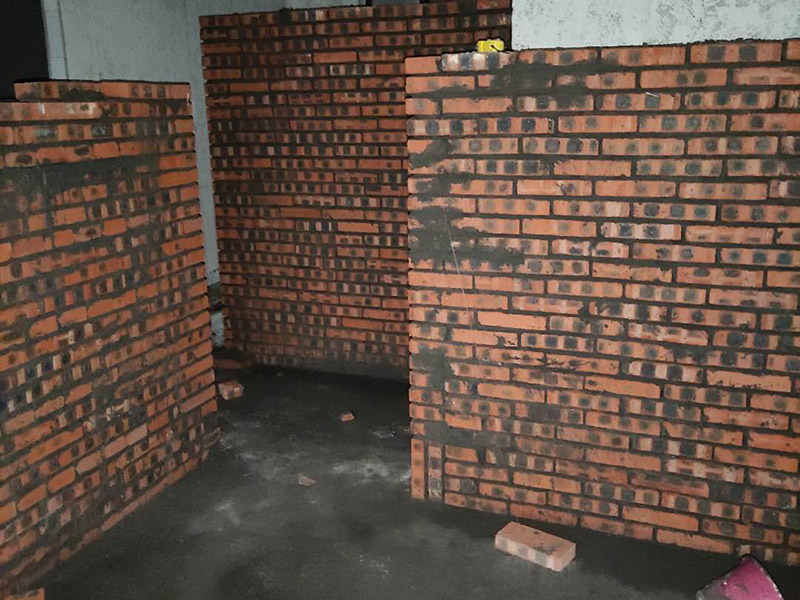 全屋紅磚砌隔斷：砌墻肯定是要有磚的，常用的材料有紅磚、輕體磚、水泥壓力板、石膏板等等，磚體不同，砌出來的新墻效果也是不同的，要是考慮到新砌墻需要一定的承重能力，那么最好是選擇紅磚，因?yàn)樗暮奢d面積更大，不過現(xiàn)在住房大多都是框架結(jié)構(gòu)，墻體不再是主要的城中提，所以現(xiàn)在新房子裝修更流行用多孔磚來新砌墻。 新砌墻之前，需要先把地面澆濕，然后畫線做模具，把砌墻要用的磚都澆濕，頂棚的交界處也不要漏掉。如果是衛(wèi)生間或者是廚房，新砌墻下面還要做有個(gè)防水的地梁，最好是帶有衛(wèi)生間原有的防水地梁一塊澆筑，這樣防水力會(huì)更好，等到地梁干透之后再砌新墻。