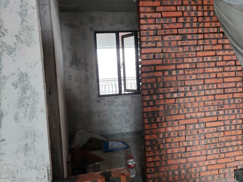 全屋紅磚砌隔斷：砌墻肯定是要有磚的，常用的材料有紅磚、輕體磚、水泥壓力板、石膏板等等，磚體不同，砌出來的新墻效果也是不同的，要是考慮到新砌墻需要一定的承重能力，那么最好是選擇紅磚，因?yàn)樗暮奢d面積更大，不過現(xiàn)在住房大多都是框架結(jié)構(gòu)，墻體不再是主要的城中提，所以現(xiàn)在新房子裝修更流行用多孔磚來新砌墻。 新砌墻之前，需要先把地面澆濕，然后畫線做模具，把砌墻要用的磚都澆濕，頂棚的交界處也不要漏掉。如果是衛(wèi)生間或者是廚房，新砌墻下面還要做有個(gè)防水的地梁，最好是帶有衛(wèi)生間原有的防水地梁一塊澆筑，這樣防水力會(huì)更好，等到地梁干透之后再砌新墻。