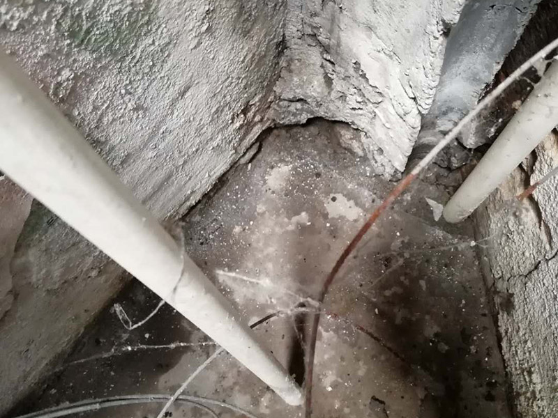 墻內(nèi)滲水看現(xiàn)場：在發(fā)現(xiàn)墻面有滲水情況發(fā)生的時候，我們一定要先了解一下是不是因為墻面當(dāng)中的水管破裂，如果是這方面的原因，這個時候我們就要及時的修補了，或者是更換水管了，在換前要先關(guān)掉水閥門，確定不會有水流出，然后再進行下去。 如果墻面漏水，也許是因為防水做好的不好，我們在設(shè)計墻面的時候都是會做防水的，尤其是衛(wèi)生間與廚房了，這兩個地方都是會有漏水情況發(fā)送到 ，一旦發(fā)現(xiàn)是防水出了問題，我們就要對房屋防水進行修補了。