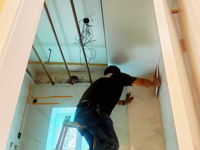 衛(wèi)生間吊頂安裝:1、首先先明確電器及龍骨的具體位置，然后再確定吊頂安裝高度，浴霸的高度一般在2.1m-2.3m之間即可。 2、確保安裝水平，用螺絲或膠水固定角線，在轉(zhuǎn)彎的地方它的對角應(yīng)拼貼整齊，不留明顯縫隙。 3、然后打孔定位，按具體所需長度來切割并進(jìn)行組裝，應(yīng)將吊桿螺絲緊固于鉆孔中。 4、接下來是安裝龍骨，將主龍骨安裝在吊桿螺絲下的固定環(huán)，再將三角龍骨固定在主龍骨上。等到裝好以后再進(jìn)行適當(dāng)?shù)恼{(diào)節(jié)，逐漸緊固連接處螺絲，以確保平直。 5、接著按要求安裝相應(yīng)的電器，其中固定架安裝要牢固。電器要符合尺寸和承重要求，不易發(fā)生事故；對于裸露的電線需做好保護(hù)。接好電器、按鍵，做通電試驗(yàn)；裝好后用皮錘做調(diào)整，不留縫隙。