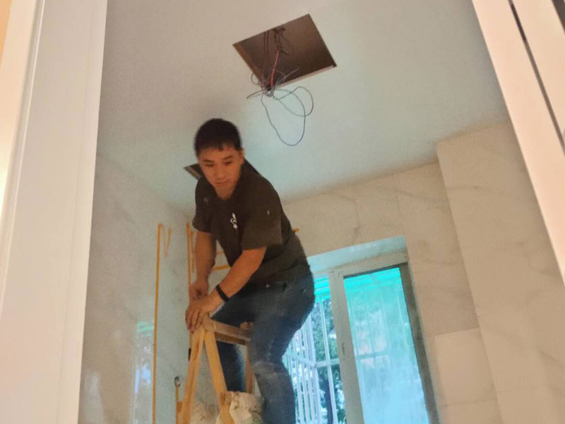 衛(wèi)生間吊頂安裝:1、首先先明確電器及龍骨的具體位置，然后再確定吊頂安裝高度，浴霸的高度一般在2.1m-2.3m之間即可。 2、確保安裝水平，用螺絲或膠水固定角線，在轉(zhuǎn)彎的地方它的對角應(yīng)拼貼整齊，不留明顯縫隙。 3、然后打孔定位，按具體所需長度來切割并進(jìn)行組裝，應(yīng)將吊桿螺絲緊固于鉆孔中。 4、接下來是安裝龍骨，將主龍骨安裝在吊桿螺絲下的固定環(huán)，再將三角龍骨固定在主龍骨上。等到裝好以后再進(jìn)行適當(dāng)?shù)恼{(diào)節(jié)，逐漸緊固連接處螺絲，以確保平直。 5、接著按要求安裝相應(yīng)的電器，其中固定架安裝要牢固。電器要符合尺寸和承重要求，不易發(fā)生事故；對于裸露的電線需做好保護(hù)。接好電器、按鍵，做通電試驗(yàn)；裝好后用皮錘做調(diào)整，不留縫隙。