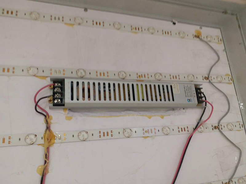 商場燈箱維修:為了工作人員的安全，最好先斷開電源，拔下插頭，不要將漏電保護器，當(dāng)作電源開關(guān)使用，這樣很危險，一點不科學(xué)合理。進行電器原件檢查，先逐個排除原因，檢查要求細致，若電源線進入孔，鎮(zhèn)流器輸入，輸出接線柱，燈座上的電線等等。燈箱片尺寸一定要與導(dǎo)光板尺寸相符，不要過大或過小，若不合適，會影響展示效果和燈箱內(nèi)部的熱量散出，也會適當(dāng)?shù)臏p少使用壽命。查看燈箱上部電源線時，要確認(rèn)電源是否經(jīng)出入槽內(nèi)，如沒有，必須及時連接好。