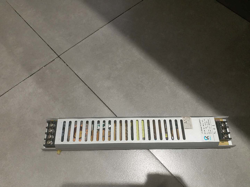 商場燈箱維修:為了工作人員的安全，最好先斷開電源，拔下插頭，不要將漏電保護器，當(dāng)作電源開關(guān)使用，這樣很危險，一點不科學(xué)合理。進行電器原件檢查，先逐個排除原因，檢查要求細致，若電源線進入孔，鎮(zhèn)流器輸入，輸出接線柱，燈座上的電線等等。燈箱片尺寸一定要與導(dǎo)光板尺寸相符，不要過大或過小，若不合適，會影響展示效果和燈箱內(nèi)部的熱量散出，也會適當(dāng)?shù)臏p少使用壽命。查看燈箱上部電源線時，要確認(rèn)電源是否經(jīng)出入槽內(nèi)，如沒有，必須及時連接好。