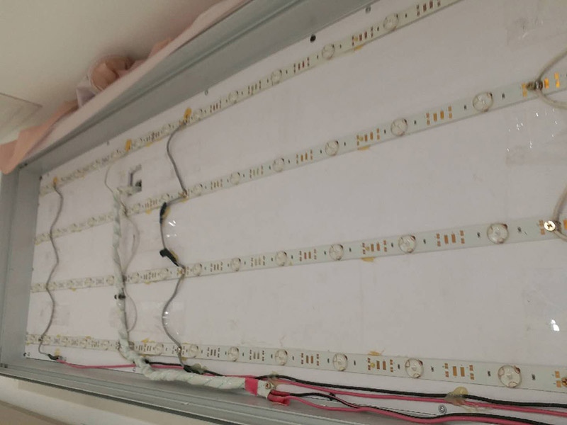 商場燈箱維修:為了工作人員的安全，最好先斷開電源，拔下插頭，不要將漏電保護器，當(dāng)作電源開關(guān)使用，這樣很危險，一點不科學(xué)合理。進行電器原件檢查，先逐個排除原因，檢查要求細致，若電源線進入孔，鎮(zhèn)流器輸入，輸出接線柱，燈座上的電線等等。燈箱片尺寸一定要與導(dǎo)光板尺寸相符，不要過大或過小，若不合適，會影響展示效果和燈箱內(nèi)部的熱量散出，也會適當(dāng)?shù)臏p少使用壽命。查看燈箱上部電源線時，要確認(rèn)電源是否經(jīng)出入槽內(nèi)，如沒有，必須及時連接好。