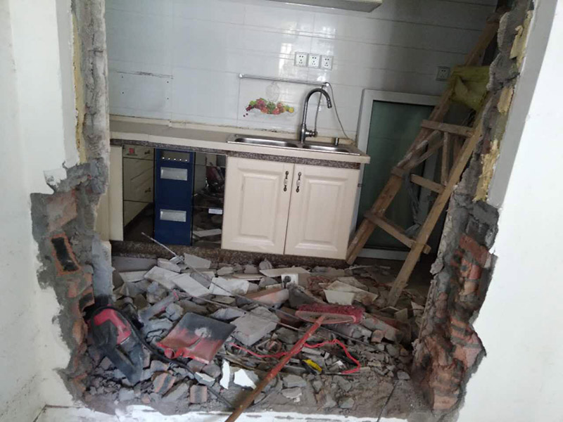 廚房拆除改造方案：如果是舊房改造，就需要首先拆除墻面和地面原有的瓷磚，拆除吊頂，拆除原有的廚具、燈具等；如果是新房想改變原來廚房的格局，也會首先面臨拆墻的任務(wù)。 拆除舊廚房是工程中的第一項(xiàng)，將情墻面和地面上原有的瓷磚全部砸掉，不要只砸掉一半或一部分，以免后面在鋪貼時有縫隙。 拆除吊頂、廚具和燈具，需按照一定的流程拆除。如果想要重新將廚房整頓一下，那么就將廚房的一切原有的都拆除掉。