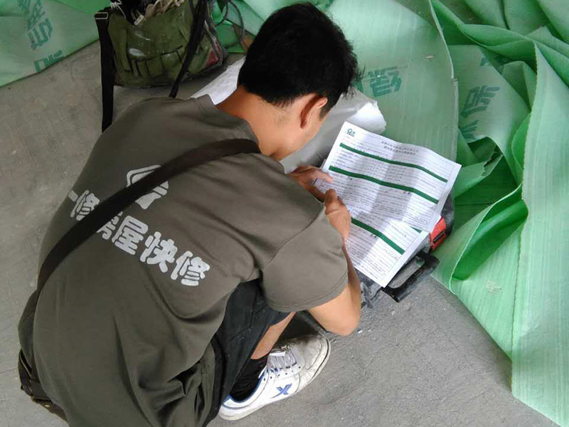 櫥柜五金安裝維修：櫥柜安裝前廚房瓷磚應(yīng)提前勾縫完成，并應(yīng)將櫥柜放置區(qū)域的地面和墻面衛(wèi)生清理干凈。五金件品質(zhì)影響整體質(zhì)量。櫥柜上的五金件是整體廚房最重要的組成部分,直接影響櫥柜的整體質(zhì)量。在合適的位置上打造出合適的鉆孔之后，就需要安裝螺絲了。對于五金拉籃的拉籃來說安裝時(shí)也需要一些漲塞，這樣才可以保證螺絲的固定更加結(jié)實(shí)，更加經(jīng)久耐用。櫥柜五金拉籃的安裝其實(shí)和櫥柜的安裝沒太大的區(qū)別，就是將滑軌安裝好后將拉籃裝上就可以了，這里要注意拉籃的水平性，不能兩邊高低不同。 裝抽屜和碗柜拉籃時(shí)，要盡量往下裝，這樣能多裝東西，充分利用空間，而拉手盡量裝在中間，如果拉手裝高，抽拉時(shí)就吃不上勁。