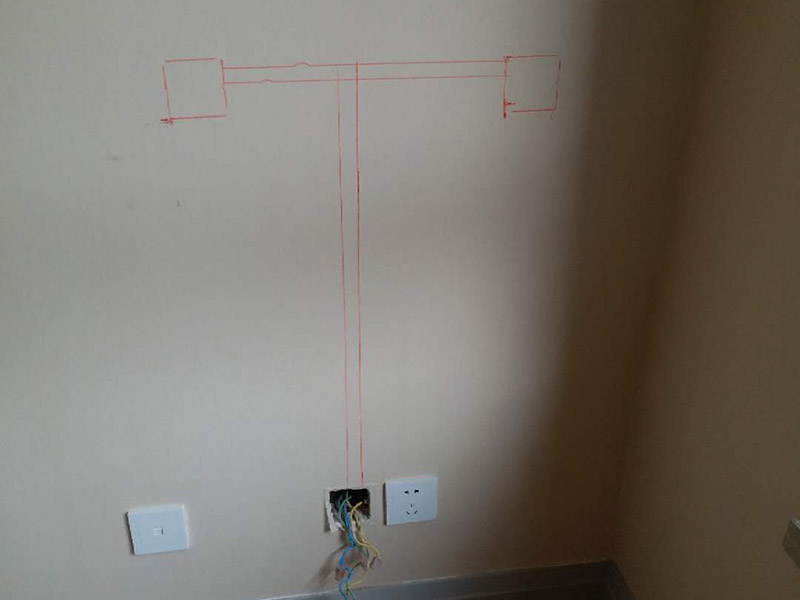 插座電路改線案例：插座離地面30公分（找平高度，毛墻要35合適），進門開關高度140公分，離門洞7到8公分適合。確定好位置以后，打上水平線，可以保證開關插座精確定位。切槽要保持先關深度一直，槽寬度一直，衛(wèi)生間可以適當淺一點。衛(wèi)生打掃干凈以后，我們用發(fā)泡劑把底盒固定，把線管需要走的線路走好，收拾利索。穿線的時候可以把PVC管子拿掉，電線順勢穿進去，再把管子固定。 電線結(jié)完頭以后要涮錫，再用防水膠帶包裹，最后用電工膠帶包好。