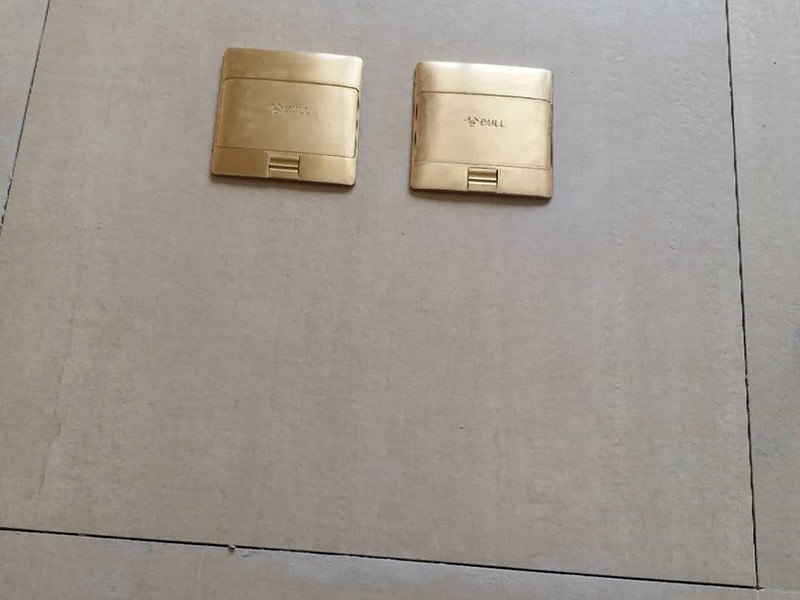 插座電路改線案例：插座離地面30公分（找平高度，毛墻要35合適），進門開關高度140公分，離門洞7到8公分適合。確定好位置以后，打上水平線，可以保證開關插座精確定位。切槽要保持先關深度一直，槽寬度一直，衛(wèi)生間可以適當淺一點。衛(wèi)生打掃干凈以后，我們用發(fā)泡劑把底盒固定，把線管需要走的線路走好，收拾利索。穿線的時候可以把PVC管子拿掉，電線順勢穿進去，再把管子固定。 電線結(jié)完頭以后要涮錫，再用防水膠帶包裹，最后用電工膠帶包好。