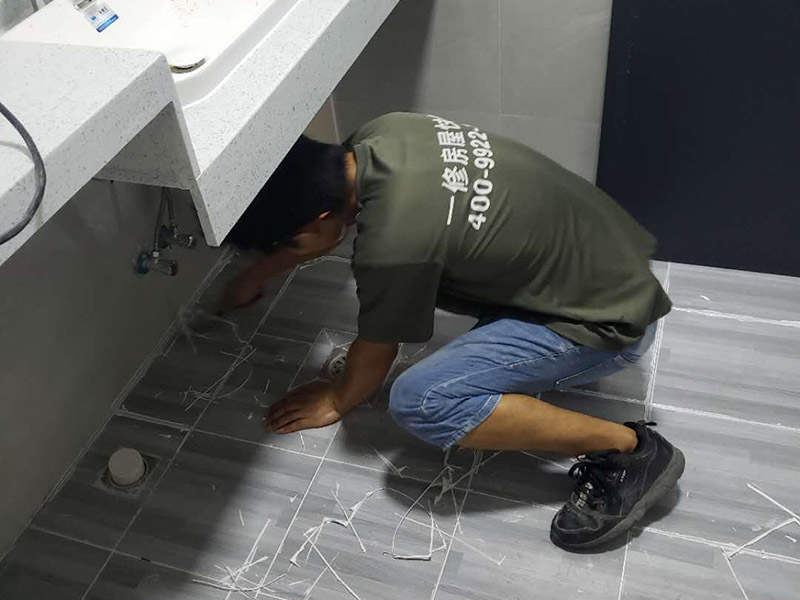 地磚美縫施工現(xiàn)場：使用用開槽器/平口螺絲刀/勾縫刀，清理瓷磚縫隙內灰塵及垃圾，這一步需要力度適中，不要用蠻力，不然可能存在崩壞瓷磚的風險。然后用吸塵器，掃把或者抹布清理干凈。，建議縫隙在1.5到2mm深度合適?？p隙清理干凈后， 擰開管蓋裝上混合管，管頭卡在膠槍的卡口上。首先打出30-40CM美縫劑余料，然后沿著瓷磚縫隙開始施工，在施工的時候一定要美縫劑填充滿瓷磚縫隙，不然后續(xù)可能會發(fā)生塌陷。瓷磚縫隙打膠方法先豎后橫，沿著縫隙均勻打出美縫劑.一般有些師傅打出3-5米時停下，開始用壓邊球壓縫，十字交叉口處多壓幾次，這樣會很美觀。壓縫的工具比較多，可用刮板或者壓縫 鋼球、手指套沿著縫隙壓出 U型面就可以了，施工之后24小時（夏天一般24小時，冬天一般48小時，具體看天氣情況），用清縫鏟刀清理瓷磚上多余縫隙。