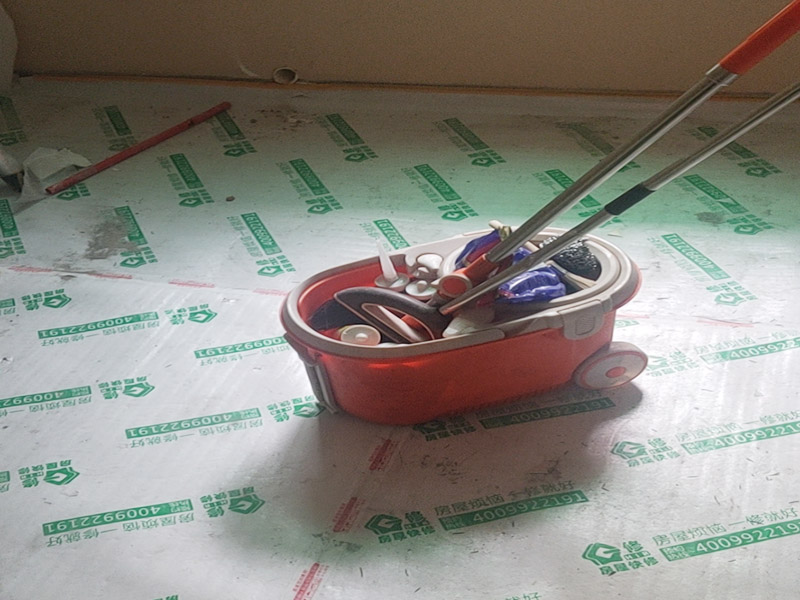 地磚美縫施工現(xiàn)場：使用用開槽器/平口螺絲刀/勾縫刀，清理瓷磚縫隙內灰塵及垃圾，這一步需要力度適中，不要用蠻力，不然可能存在崩壞瓷磚的風險。然后用吸塵器，掃把或者抹布清理干凈。，建議縫隙在1.5到2mm深度合適?？p隙清理干凈后， 擰開管蓋裝上混合管，管頭卡在膠槍的卡口上。首先打出30-40CM美縫劑余料，然后沿著瓷磚縫隙開始施工，在施工的時候一定要美縫劑填充滿瓷磚縫隙，不然后續(xù)可能會發(fā)生塌陷。瓷磚縫隙打膠方法先豎后橫，沿著縫隙均勻打出美縫劑.一般有些師傅打出3-5米時停下，開始用壓邊球壓縫，十字交叉口處多壓幾次，這樣會很美觀。壓縫的工具比較多，可用刮板或者壓縫 鋼球、手指套沿著縫隙壓出 U型面就可以了，施工之后24小時（夏天一般24小時，冬天一般48小時，具體看天氣情況），用清縫鏟刀清理瓷磚上多余縫隙。