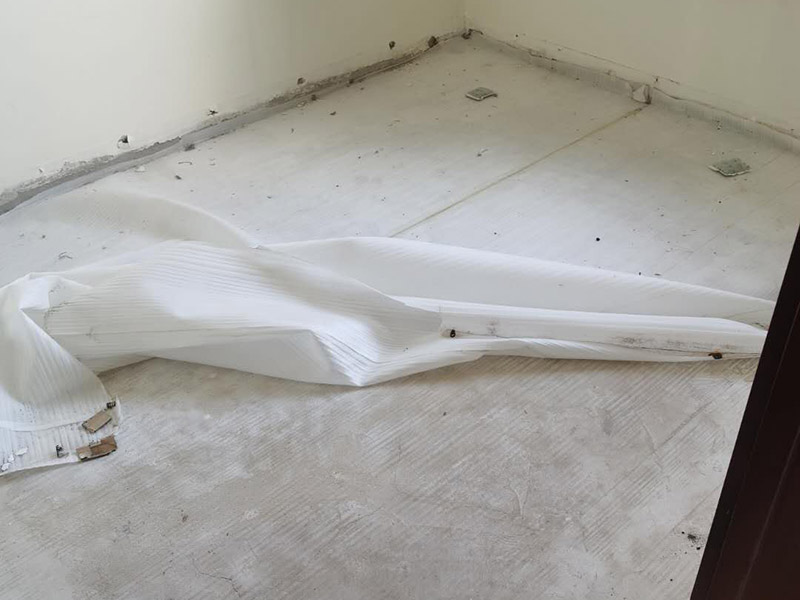 木地板拆除施工:了解地板在拆除前是如何鋪設(shè)的，仔細(xì)觀察四角的邊緣是否有空隙。先從踢腳線的開(kāi)始拆，用平口啰嗦刀沿著踢腳線開(kāi)始劃開(kāi)。把踢腳線劃開(kāi)后，就能把踢腳邊取下。這個(gè)時(shí)候地板就松動(dòng)了，再順著松動(dòng)的地板移動(dòng)，讓更大面積的地板繼續(xù)松動(dòng)。只到能方便取下，再動(dòng)手取地板。拆地板的時(shí)候，不要亂拆，要順著地板的順序拆。一塊一塊的拆下，在拆的過(guò)程中若不好取，就要螺絲刀幫忙，就好拆多了。雖然舊地板還能有利于價(jià)值，所以拆的時(shí)候要盡量保存完整。但在拆地板的時(shí)候，即使再小心都會(huì)有破損的，所以要有這些心理準(zhǔn)備。待舊地板完全拆完后，把地面清掃干凈。再晾一段時(shí)間才能重新裝地板，因此潮濕的地面是不適合裝地板的，等完全干燥透了再鋪新的地板。