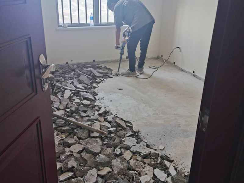 臥室地磚拆除方案：拆除地面瓷磚的方法;拆除地面磚容易的方法是，先想辦法撬開(kāi)大門(mén)口的那塊地磚，因?yàn)槟菈K磚是有一邊露在外面的，比較容易撬開(kāi)。再用扁的鑿子一片片的往里撬，如果水泥砂漿做得不是牢的話，可以用錘子把扁鑿敲進(jìn)地磚和水泥地面中間的縫隙里的，那樣就能把地磚整塊的撬起來(lái)。 這樣的方法比用錘子從正面敲碎地磚要容易得多。如果順利的話，可能全部能夠撬起來(lái)。如果有部份撬不起來(lái)的。再用錘子敲碎就行了。 