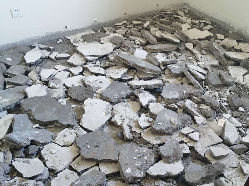 臥室地磚拆除方案：拆除地面瓷磚的方法;拆除地面磚容易的方法是，先想辦法撬開(kāi)大門(mén)口的那塊地磚，因?yàn)槟菈K磚是有一邊露在外面的，比較容易撬開(kāi)。再用扁的鑿子一片片的往里撬，如果水泥砂漿做得不是牢的話，可以用錘子把扁鑿敲進(jìn)地磚和水泥地面中間的縫隙里的，那樣就能把地磚整塊的撬起來(lái)。 這樣的方法比用錘子從正面敲碎地磚要容易得多。如果順利的話，可能全部能夠撬起來(lái)。如果有部份撬不起來(lái)的。再用錘子敲碎就行了。 