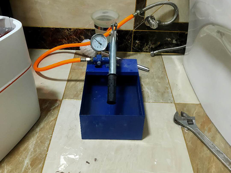 衛(wèi)生間漏水打壓：首先，打壓試驗(yàn)，把衛(wèi)生間整體管道打壓，如果打壓正常，就可以排除是水管漏水。接下來就是看是不是防水問題。如果排除水管漏水，也不要就一口咬定是防水問題，這樣會導(dǎo)致直接砸掉地面，后面發(fā)現(xiàn)根本不需要。如果打壓有問題，那就可以判斷是水管漏水，根據(jù)樓下漏水點(diǎn)位置，就得砸掉樓上的瓷磚進(jìn)行維修管道了