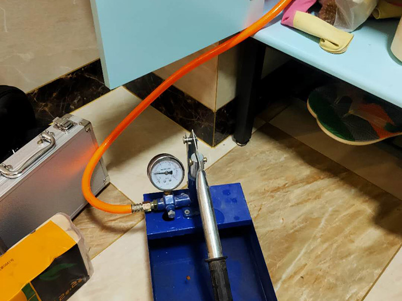 衛(wèi)生間漏水打壓：首先，打壓試驗(yàn)，把衛(wèi)生間整體管道打壓，如果打壓正常，就可以排除是水管漏水。接下來就是看是不是防水問題。如果排除水管漏水，也不要就一口咬定是防水問題，這樣會導(dǎo)致直接砸掉地面，后面發(fā)現(xiàn)根本不需要。如果打壓有問題，那就可以判斷是水管漏水，根據(jù)樓下漏水點(diǎn)位置，就得砸掉樓上的瓷磚進(jìn)行維修管道了