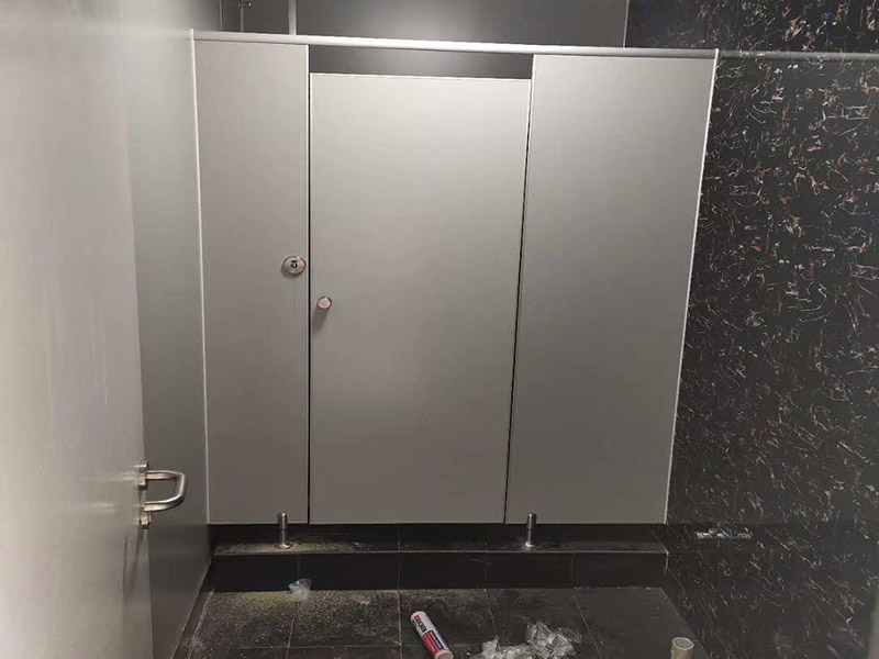 衛(wèi)生間隔斷安裝：在墻壁上找到合適的位置畫出固定片的中心線，看固定板上有幾個固定用的螺絲孔，然后在墻壁中心線上對應的打上幾個孔，把塑膠賽套放入孔內(nèi)，接下來就是用膨脹絲把固定板固定在墻上。固定板和底座的作用就是用來固定隔間板的，把隔間板放在調(diào)整底座上，然后調(diào)整底座高低使隔間板緊貼墻壁上的固定板，然后再微調(diào)底座高低使隔間板距地面有一定距離，大約15厘米就好，然后用水平尺確定水平，等一切都調(diào)整好后，用螺絲把隔間板固定在固定板和調(diào)整底座上。