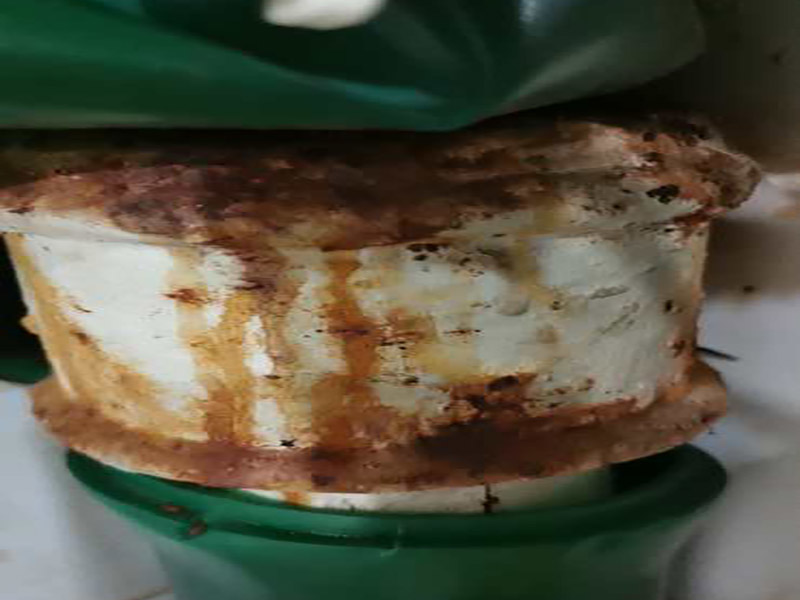 管道生銹漏水維修：1.如果是直徑2厘米的鐵水管漏水但是鐵水管上面沒有繡制，只是有部分的位置破dao壞了，首先我們先把水管的總閥關(guān)閉，然后更換該位置的鐵水管，然后切斷該位置的水管，接著我們用切絲用的器械切絲扣，最后接上鏈接頭就可以了。 2.如果直徑2厘米的鐵水管漏水是因?yàn)樗苋勘讳P蝕所致的。那么我們可以先把水管的總閥關(guān)閉，然后把該段水管全部換掉兩頭套上螺絲的扣擰上就可以了。 3.如果是直徑20厘米的鐵水管漏水了是因?yàn)殒溄宇^出現(xiàn)了問題那么把連接頭部分換掉就可以。如果是因?yàn)楣茏幼陨沓霈F(xiàn)了漏水，那么只有磨去原管子自身的繡制，然后采用焊接的方法修補(bǔ)就可以了。