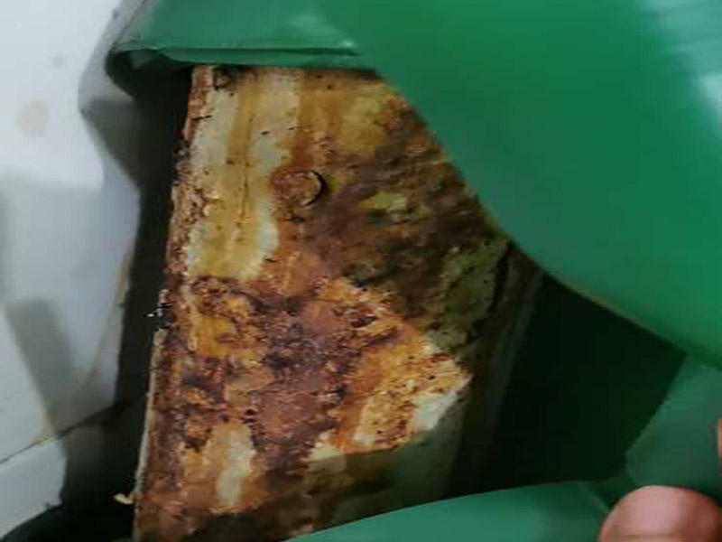 管道生銹漏水維修：1.如果是直徑2厘米的鐵水管漏水但是鐵水管上面沒有繡制，只是有部分的位置破dao壞了，首先我們先把水管的總閥關(guān)閉，然后更換該位置的鐵水管，然后切斷該位置的水管，接著我們用切絲用的器械切絲扣，最后接上鏈接頭就可以了。 2.如果直徑2厘米的鐵水管漏水是因?yàn)樗苋勘讳P蝕所致的。那么我們可以先把水管的總閥關(guān)閉，然后把該段水管全部換掉兩頭套上螺絲的扣擰上就可以了。 3.如果是直徑20厘米的鐵水管漏水了是因?yàn)殒溄宇^出現(xiàn)了問題那么把連接頭部分換掉就可以。如果是因?yàn)楣茏幼陨沓霈F(xiàn)了漏水，那么只有磨去原管子自身的繡制，然后采用焊接的方法修補(bǔ)就可以了。